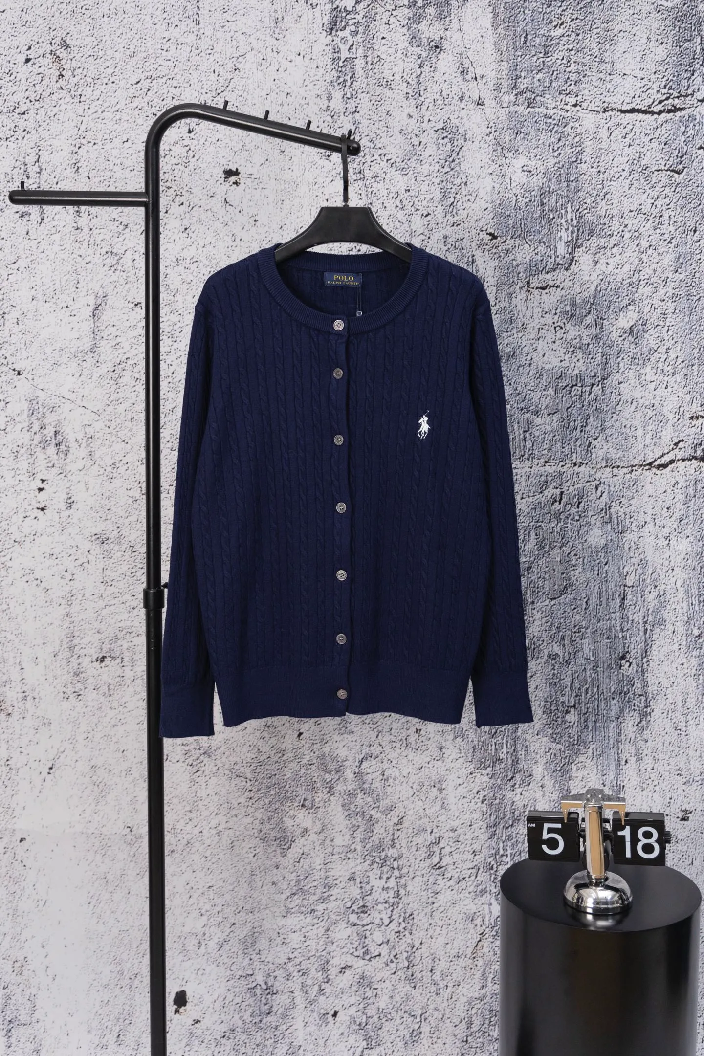 P170 Ralph Lauren Classic Round Neck Solid Color Pony Embroidered Logo Knitted Cardigan Long Sleeve Ralph Lauren Classic Basic Versatile Twist Knitted Cardigan Long Sleeve Main supply platform live broadcast Wholesale entity Replenish when out of stock Not removed from the shelves Quality 1:1 patterning Complete three standards Correct version of pony logo Imported quality cotton yarn Focus on high-end Cost-effective Good quality Needless to say Zhao Lusi's same style is really amazing, so sweet I'm so beautiful. This cardigan is really good-looking. It's simple and easy to wear. It's a must-have for goddess ootd. Good-looking clothes are never picky. A must-have in the wardrobe of goddesses. Size: S-XL. Color: black, apricot, gray, navy, red, white.